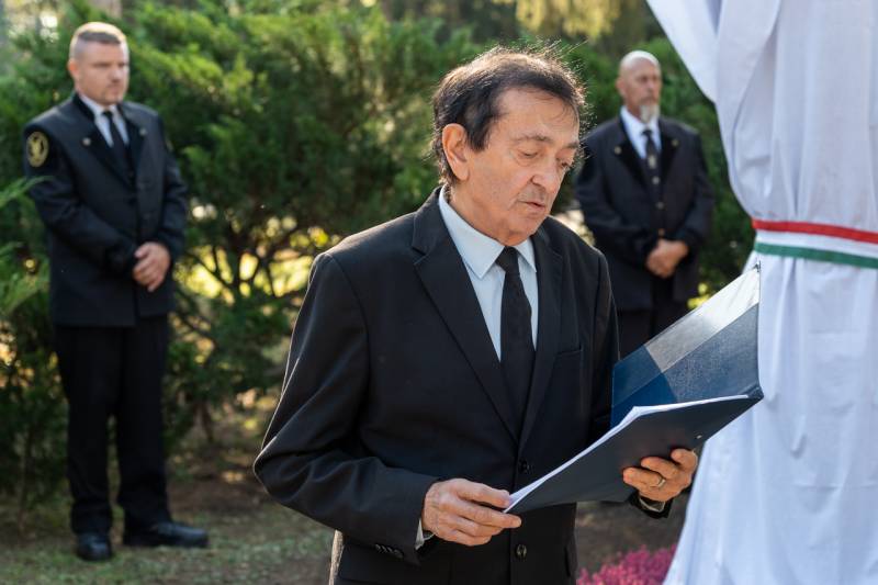 Szent Mihaly szobor_04.jpg